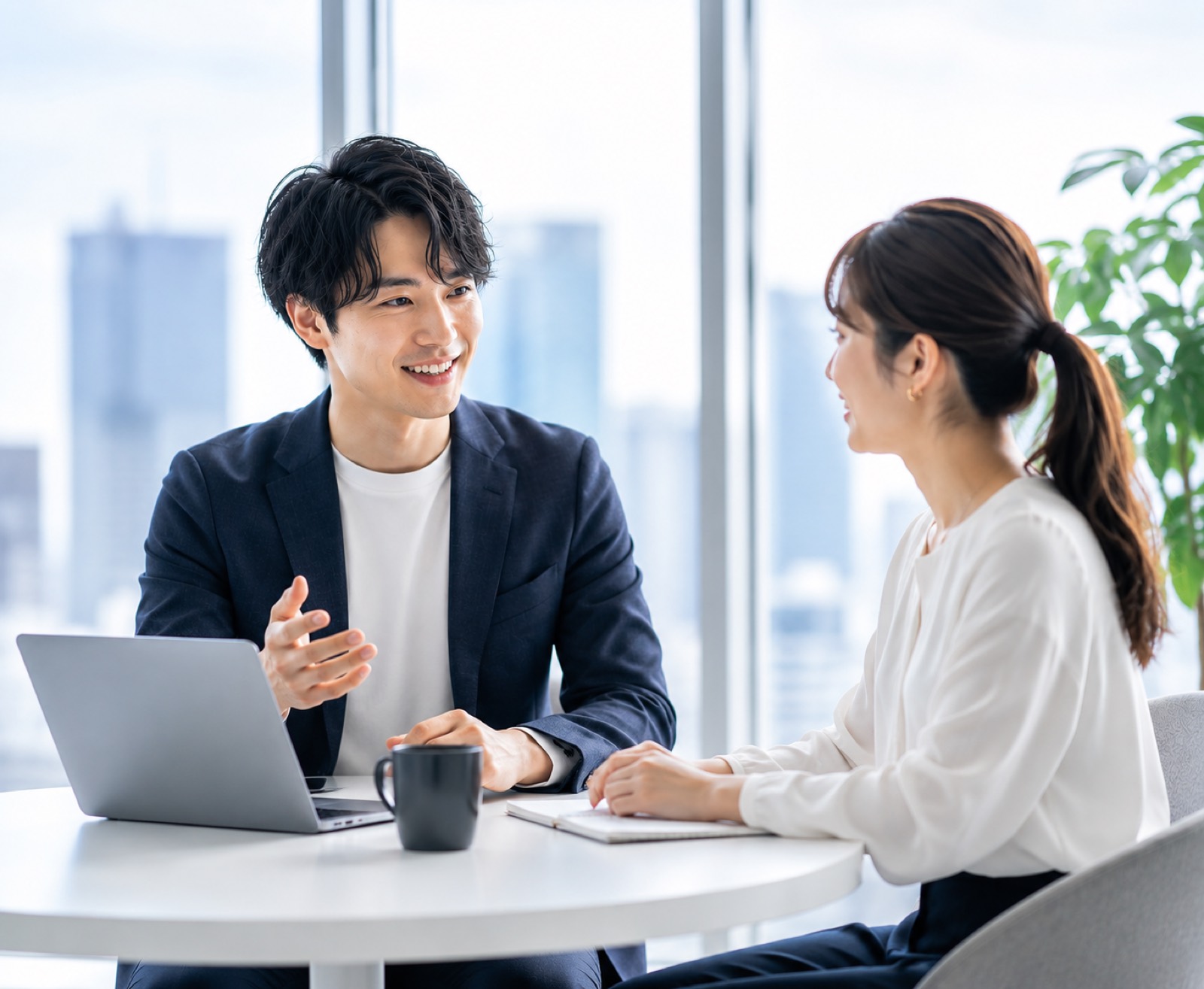 MANUSのアドバイザーと相談する20代の求職者