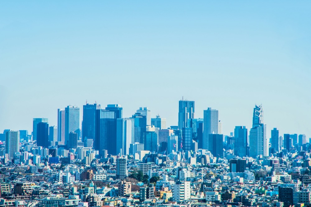 都市を背景にキャリアを考える若手社会人のイメージ